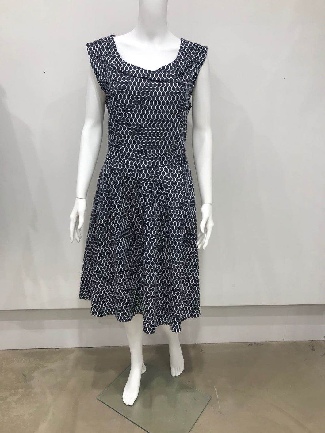 Sleeveless wild neck dress
