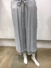 Load image into Gallery viewer, Double layered 3/4 pants
