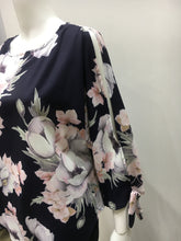 Load image into Gallery viewer, Cold shoulder top
